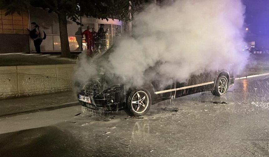 Eskişehir'in merkezinde yangın paniği: Minibüs alev alev yandı!
