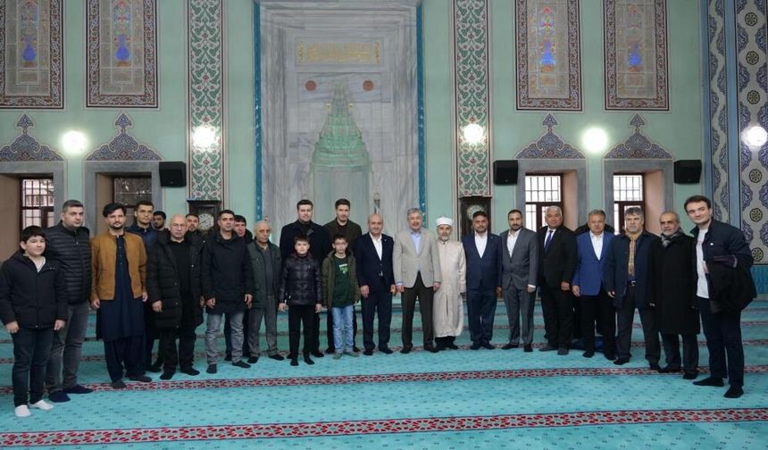 Eskişehir’de bayram coşkusu: Reşadiye Camii’nde vatandaşlarla buluştular