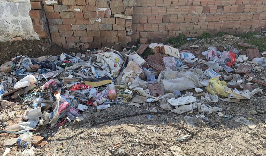 Çevre kirliliğine neden olan moloz yığınları çirkin görüntü oluşturuyor