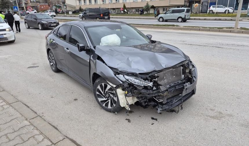 Eskişehir'de hatalı dönüş yapan araç kazaya neden oldu: Yolcular ölümden döndü