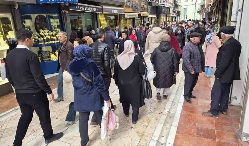Altın fiyatlarının düşüşü Eskişehirli esnafa yaradı: Vatandaş kuyumculara akın etti