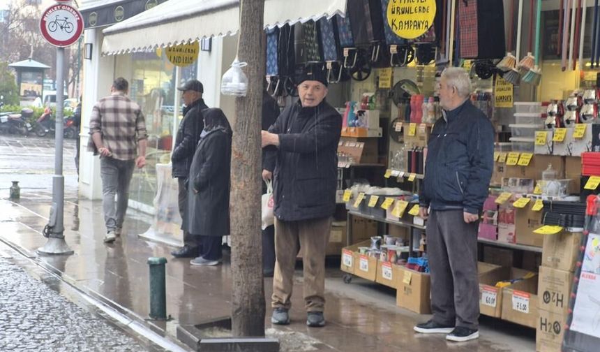 Eskişehir'de yağmur başladı: Vatandaşlar uyarılara rağmen hazırlıksız yakalandı!