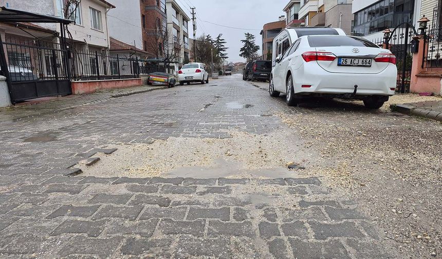 Ertuğrulgazi Mahalledeki bozuk yollar sürücülere zorluk yaşatıyor