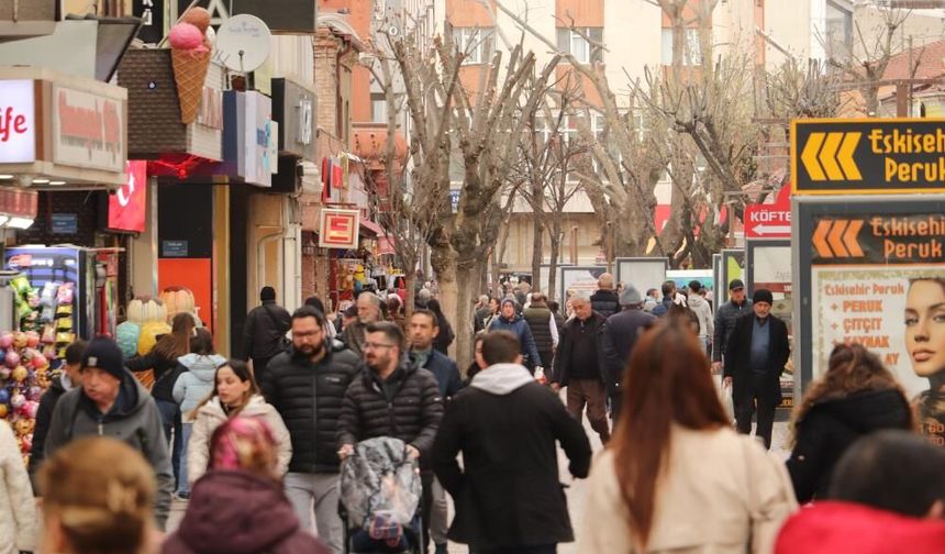 Eskişehir'de hafta sonu yoğunluğu: Soğuk havaya rağmen sokaklar doldu taştı!