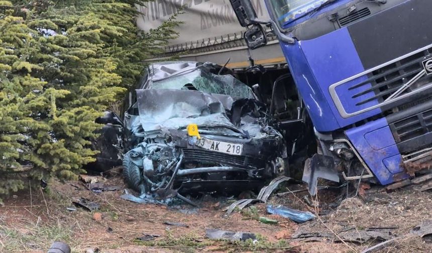 Eskişehir'de kontrolden çıkan tır otomobili altına aldı: 1 ölü, 1'i ağır 2 yaralı