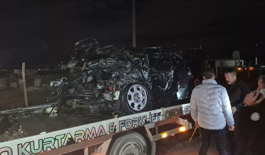 Eskişehir'de trafik kazasında tırın altına kaldı, oto kurtarma aracının üzerinde alev aldı