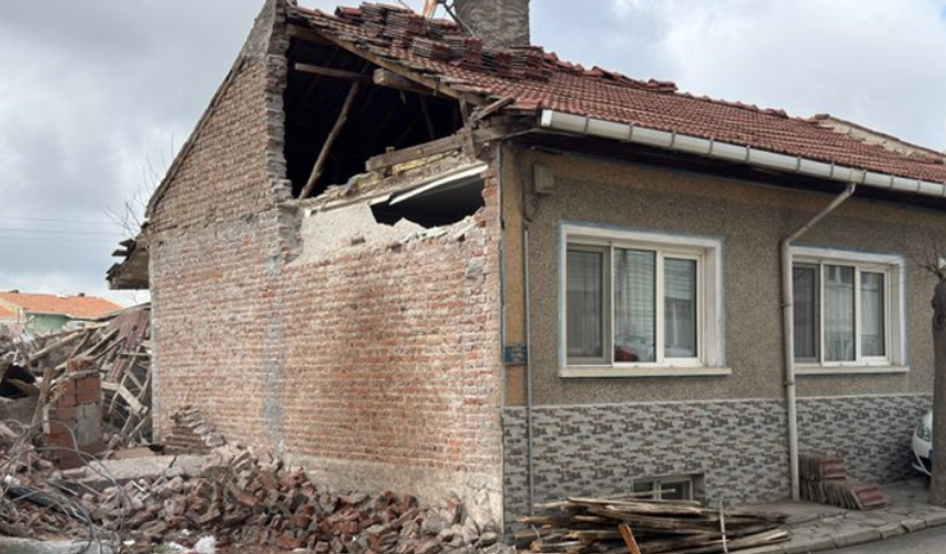 Eskişehir’de hasar gören yığma bina endişe yarattı: Deprem riski gündeme geldi!
