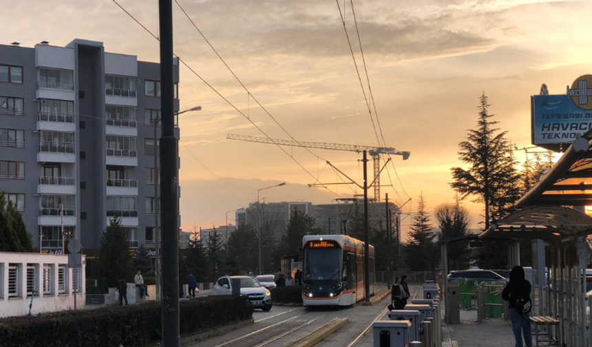 Eskişehir’de tramvay ile otomobil çarpıştı: Maddi hasar oluştu