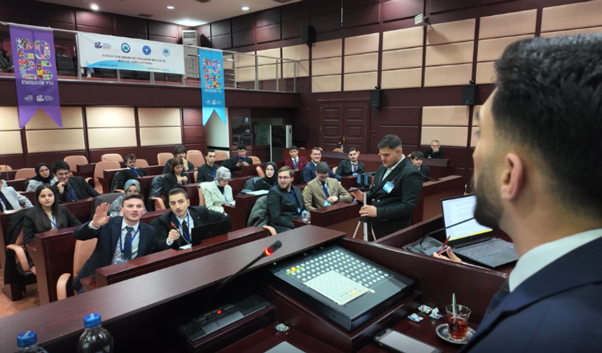 Eskişehir'de gençler Meclis kürsüsünde deneyim kazandı