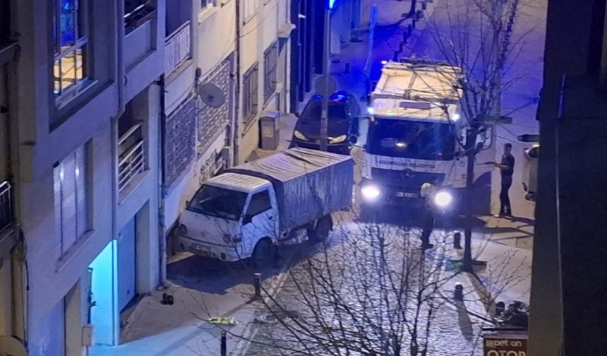 Eskişehir'de 'pes' dedirten işgal: Çöp aracı sokaktan geçemedi!