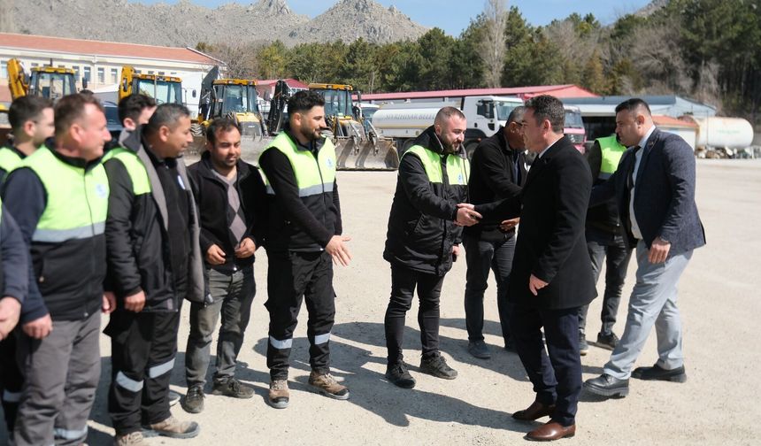 Başkan Dökmeci’den yüzleri güldüren bayram ikramiyesi