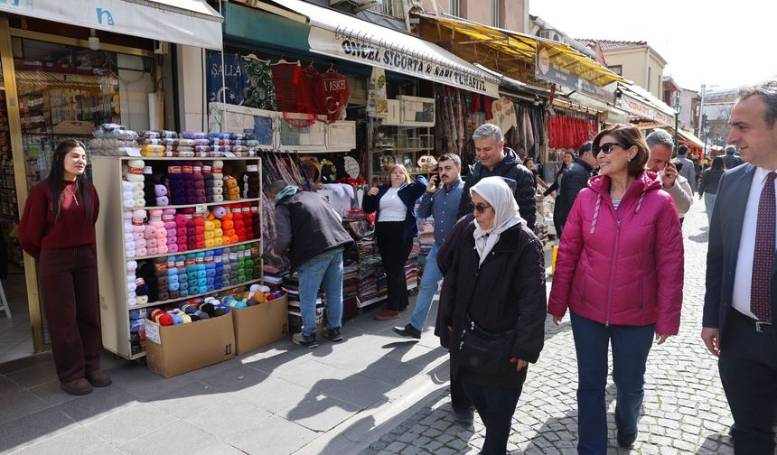 Başkan Ünlüce esnafı ziyaret etti: Bayram alışverişi yapan vatandaşların heyecanına ortak oldu!