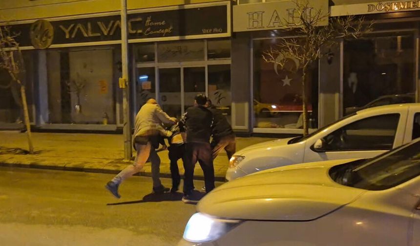Eskişehir'de olaylı gece: Cadde ortasındaki kavga kamerada