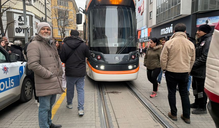 Eskişehir'de korku dolu anlar: Yaşlı adama tramvay çarptı!