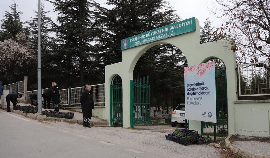 Eskişehir'de mezarlıklarda anlamlı hizmet