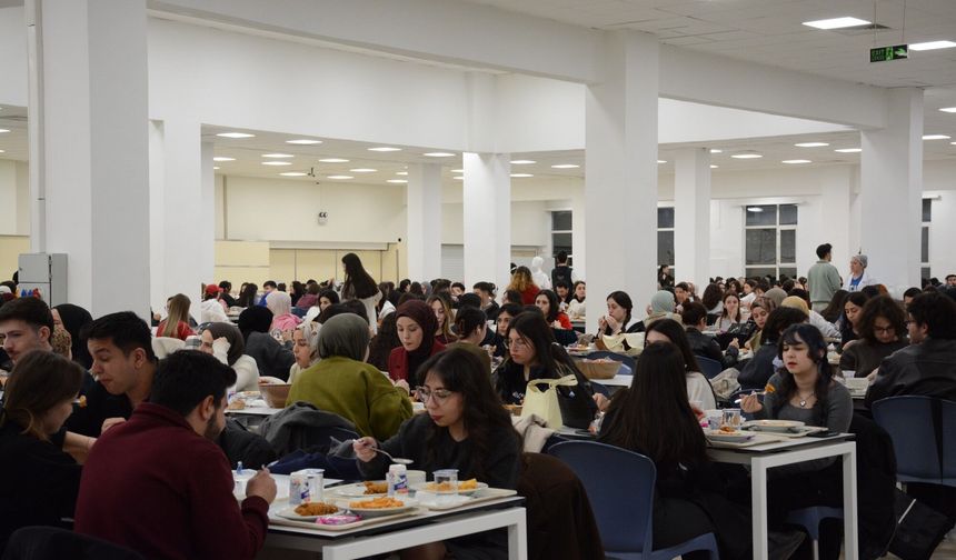 Anadolu Üniversitesi öğrencileri Kadir Gecesi’nde iftar sofrasında buluştu
