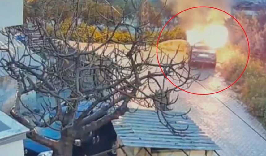 Park halindeki otomobili benzin döküp kundaklamak isterken kendini yaktı