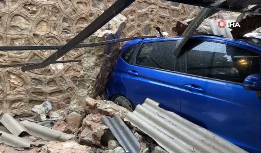 Bursa’da yağışla istinat duvarı çöktü, 3 lüks otomobil zarar gördü