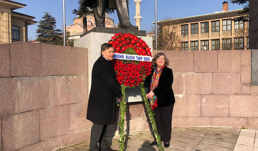 Eskişehir’de 14 Mart Tıp Bayramı’nda çelenk töreni düzenlendi
