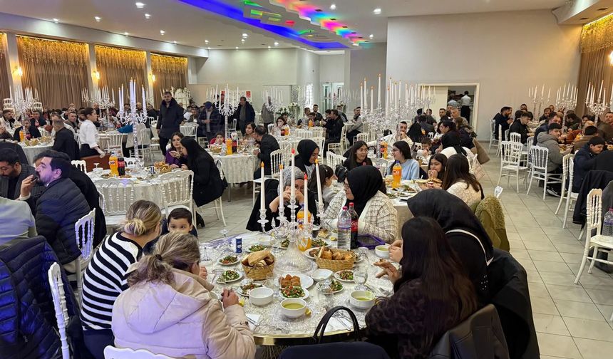 Eskişehir’de gençlik iftarı: Bine yakın genç aynı sofrada