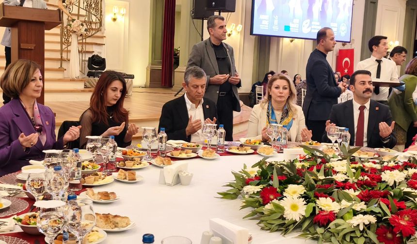 Eskişehir’de Kadınlar Günü iftarı: Özgür Özel kadınlarla buluştu