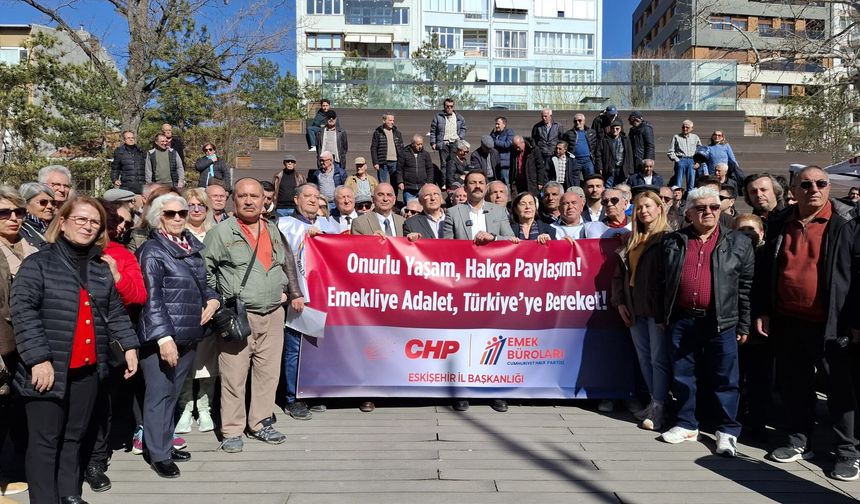 Eskişehir'de emekliler meydanlarda: "Sadaka değil hakkımızı istiyoruz!"