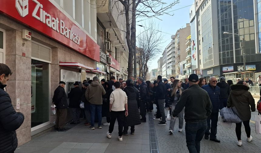 Eskişehir'de bayram öncesi ATM önlerinde uzun kuyruklar oluştu!