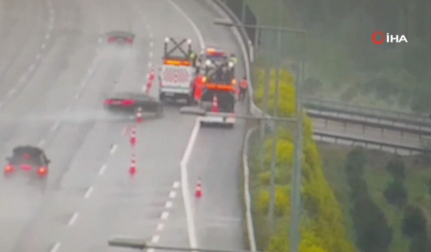 Önce bariyere, ardından otoyol çalışanlarına çarptı: O anlar kamerada