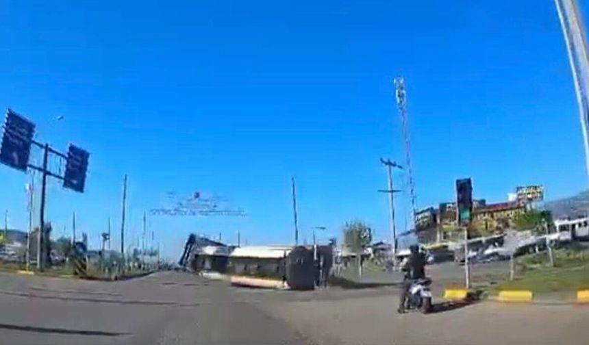 Kavşakta kontrolden çıkan tır devrildi: Faciadan dönülen kaza kamerada