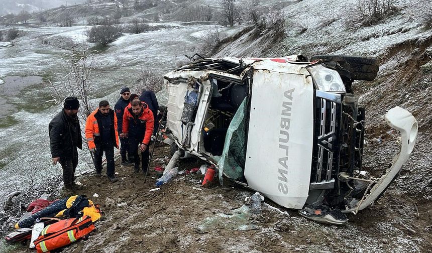 Artvin’de ambulans uçuruma yuvarlandı: 1 ölü, 4 yaralı