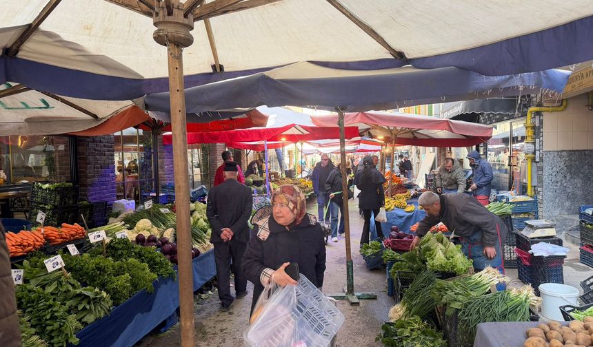 Eskişehir'de pazarın nabzı: Bağlar Pazarı'nda fiyatlar cep yakıyor