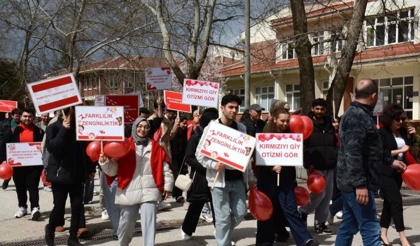 Anadolu Üniversitesi’nde “Otizm için Kırmızı Kampüs Yürüyüşü” ile farkındalık oluşturuldu
