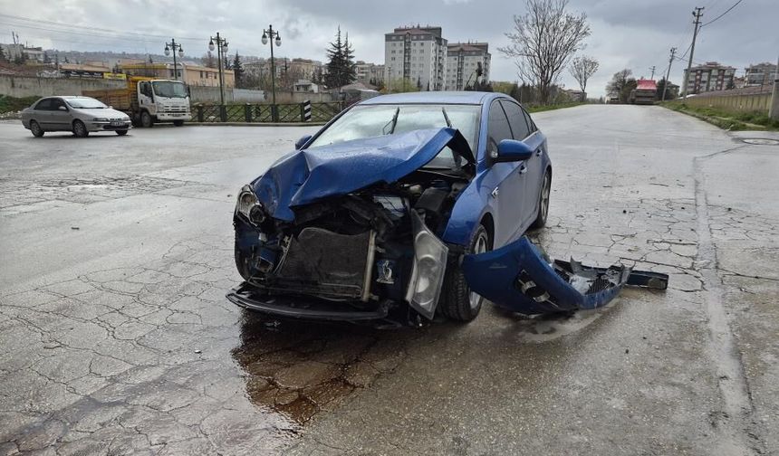 Eskişehir’de “dur” levhasına uymadı: Çöp kamyonuyla çarpıştı!