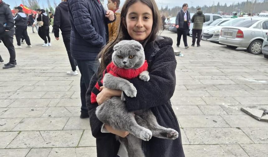 Eskişehirspor maçına siyah-kırmızılı kedisiyle geldi