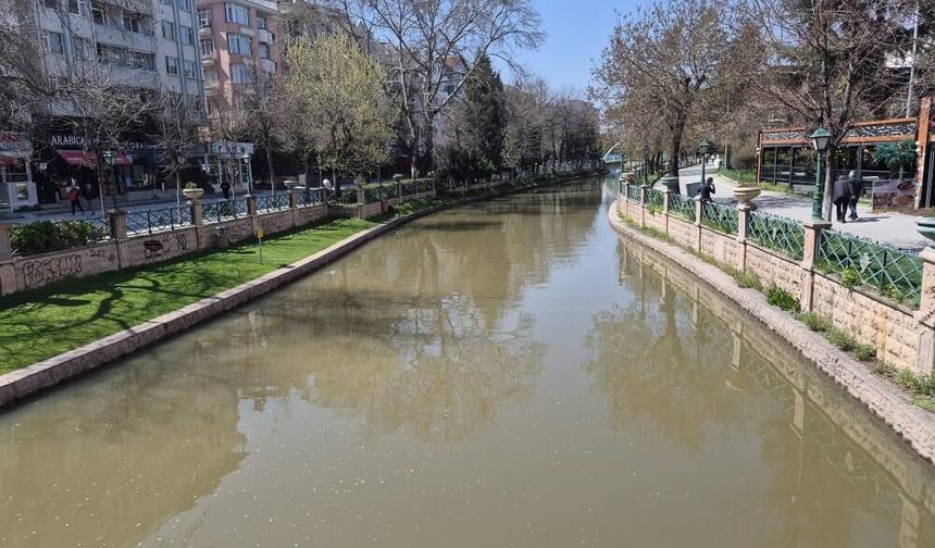 Eskişehir’de Porsuk Çayı kahverengiye büründü