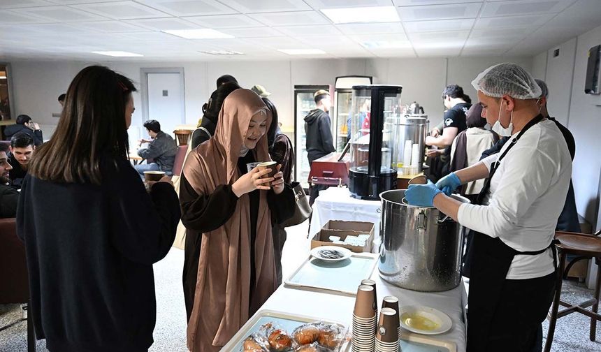 Kütüphanede sınavlara hazırlanan öğrencilere Anadolu Kafe’de sıcak mola
