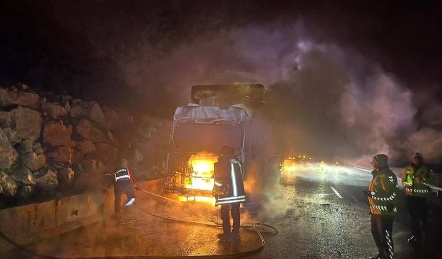 Eskişehir yolunda korku dolu anlar: Seyir halindeki tır bir anda alev aldı!