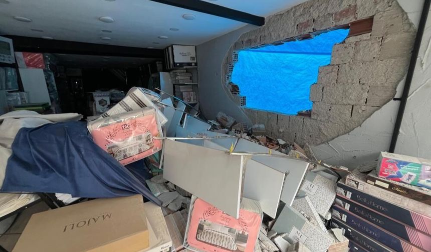 Eskişehir’de yıkım sırasında dükkan duvarı delindi: Branda ile kapatıldı!