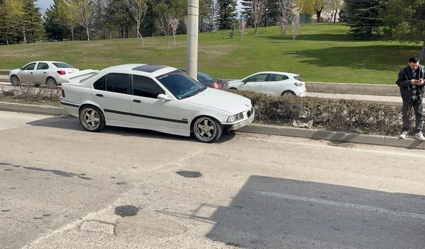 Eskişehir’de kontrolden çıkan araç refüje çıktı: Sürücü yaralandı!