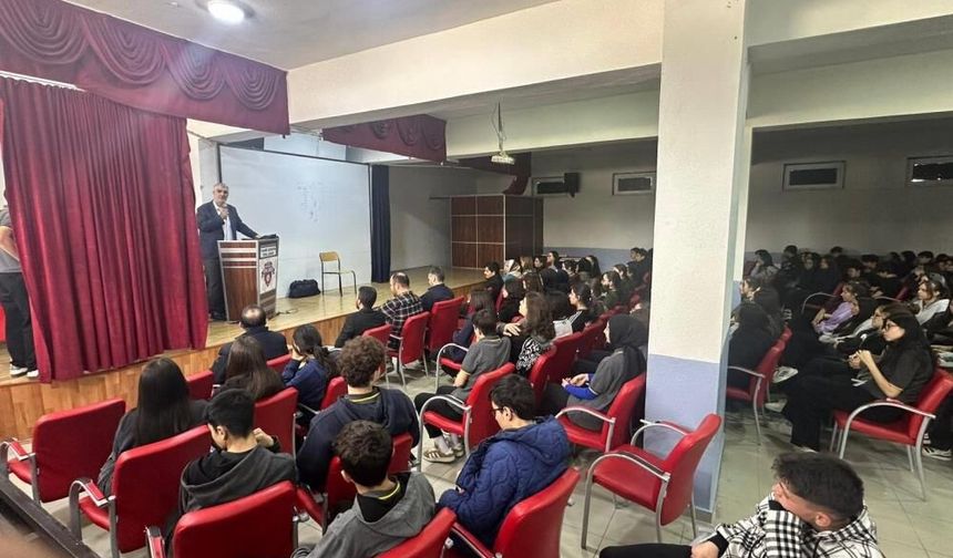 'Namaz Ağacı' yarışmasında dereceye giren fen liseli gençlere ödülleri verildi