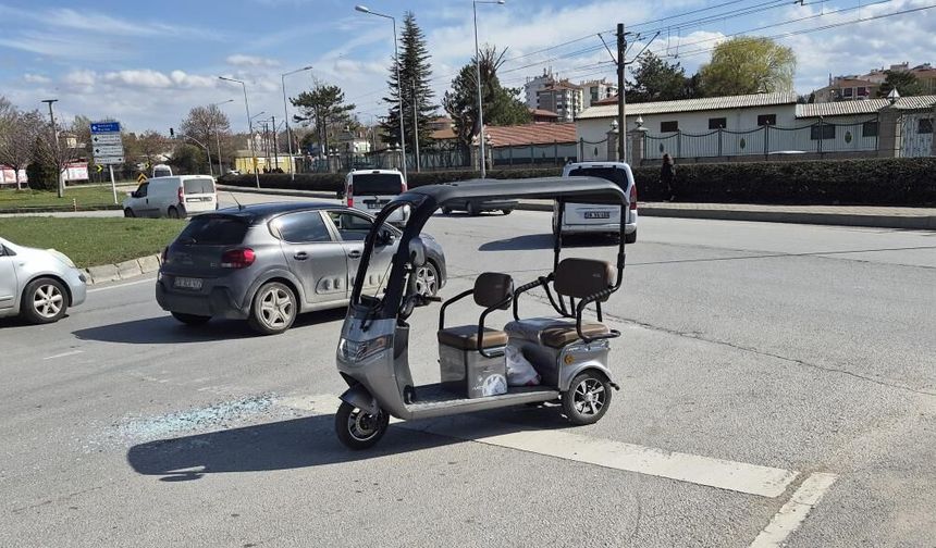 Eskişehir’de ters yöne giren elektrikli araç otomobille çarpıştı
