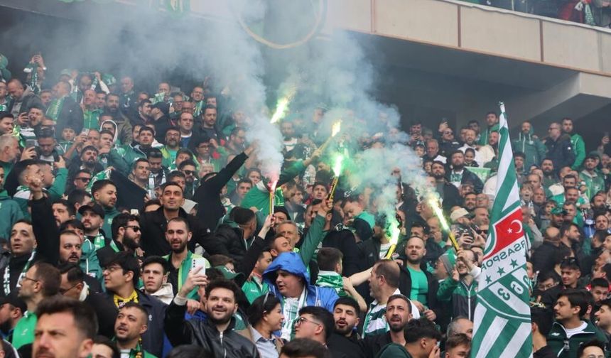Bursaspor taraftarı Eskişehir tribünlerinde renkli görüntüler oluşturdu