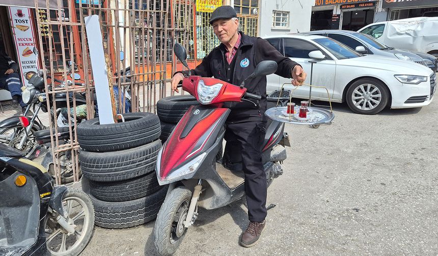 Eskişehir'de 44 senelik çaycının şaşırtan çalışma yöntemi