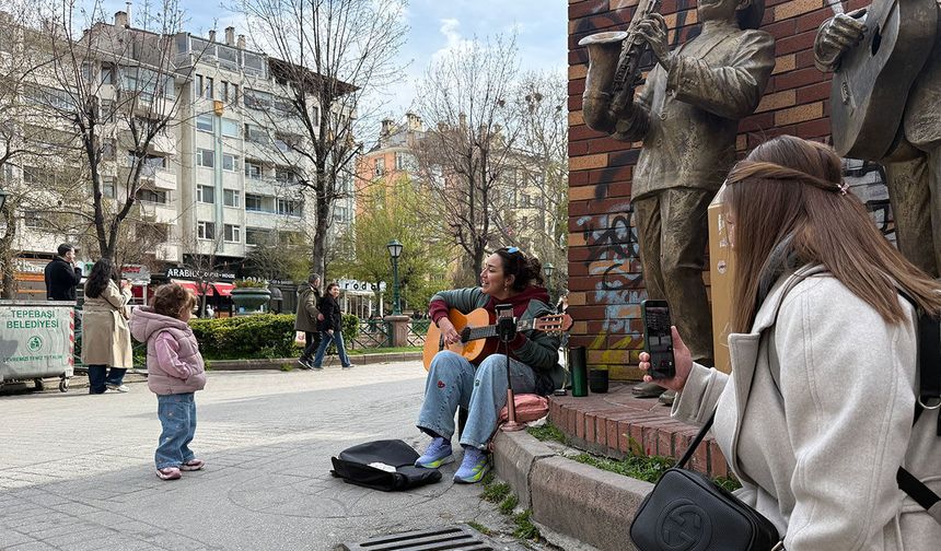 Eskişehir'de minik ayakları ile uyduğu ritimler binlerce beğeni aldı