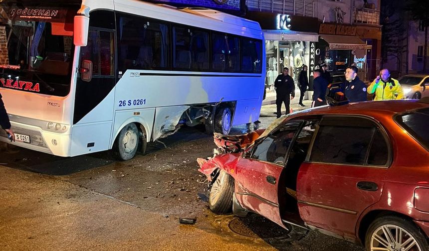 Eskişehir'de otomobille minibüs çarpıştı: Kaza ucuz atlatıldı