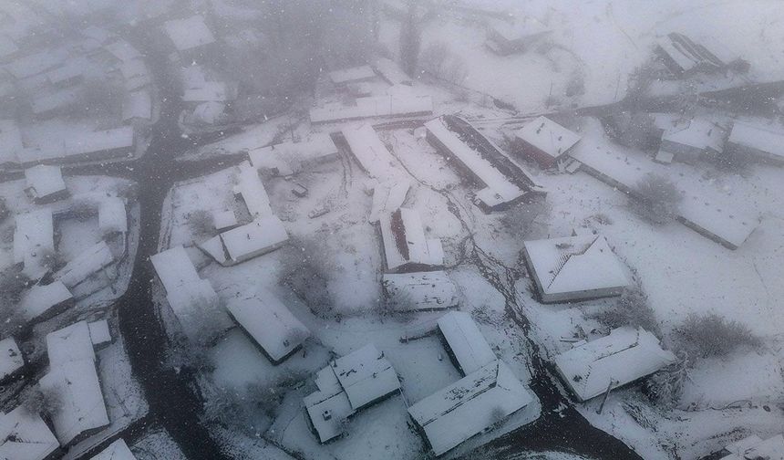 Eskişehir'in yüksek kesimdeki mahallesi kışa geri döndü