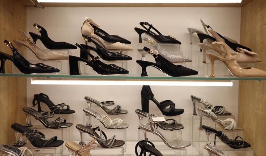 Eskişehir’de ayakkabıcılar yaz sezonuna geçti: Düğünlerle birlikte topuklulara ilgi arttı
