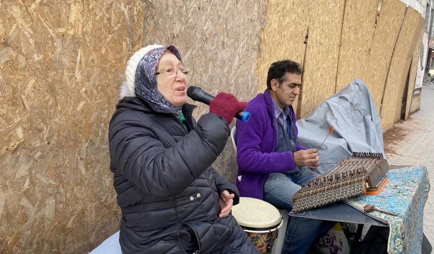 Eskişehir'de gençlik hayalini yıllar sonra sokakta yaşatıyor