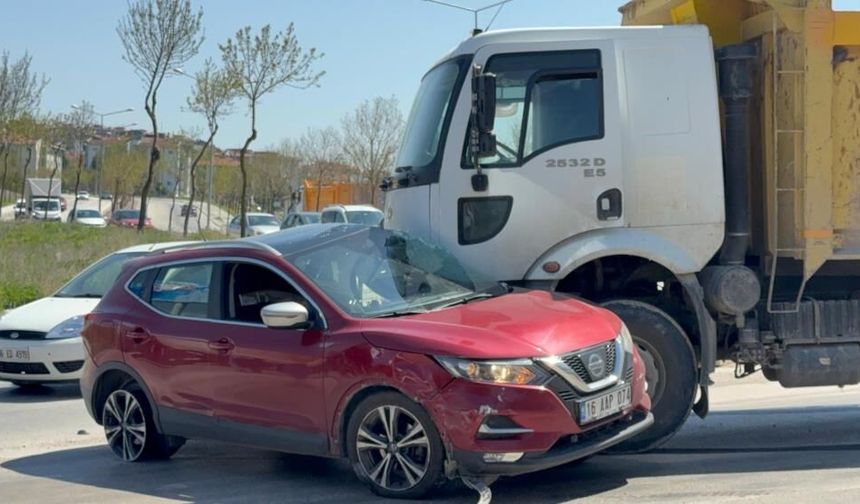 Eskişehir’de hafriyat kamyonu otomobili sürükledi: 3 kişi yaralandı!