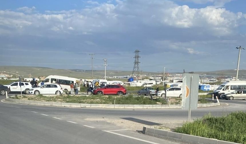 Eskişehir'de otomobil ile işçi servisi çarpıştı: 6 yaralı